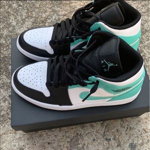 Jordan 1 mid tropical twist size (8) no box
